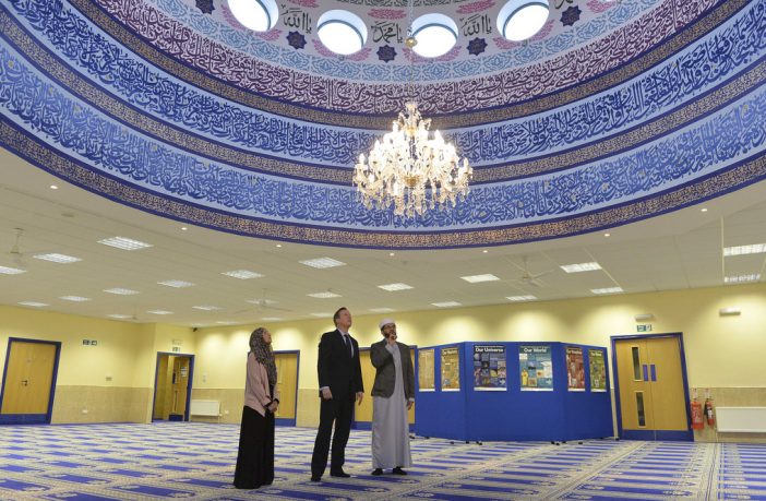 David Cameron visits Makkah Mosque