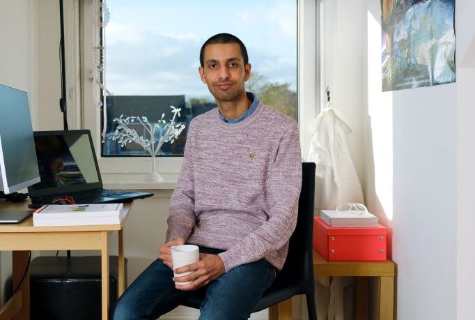 OU graduate Ali shows where he achieved his degree through supported distance learning